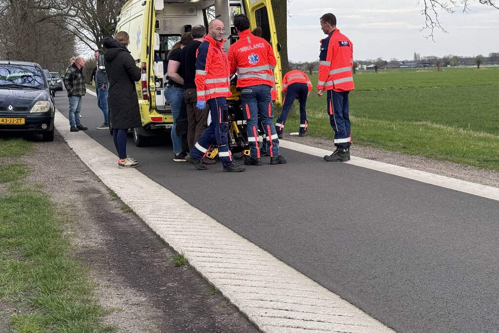 Traumateam ingezet nadat man uit boom valt