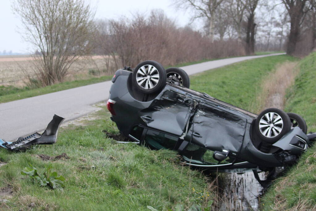 Auto belandt op op zijn kop na aanrijding