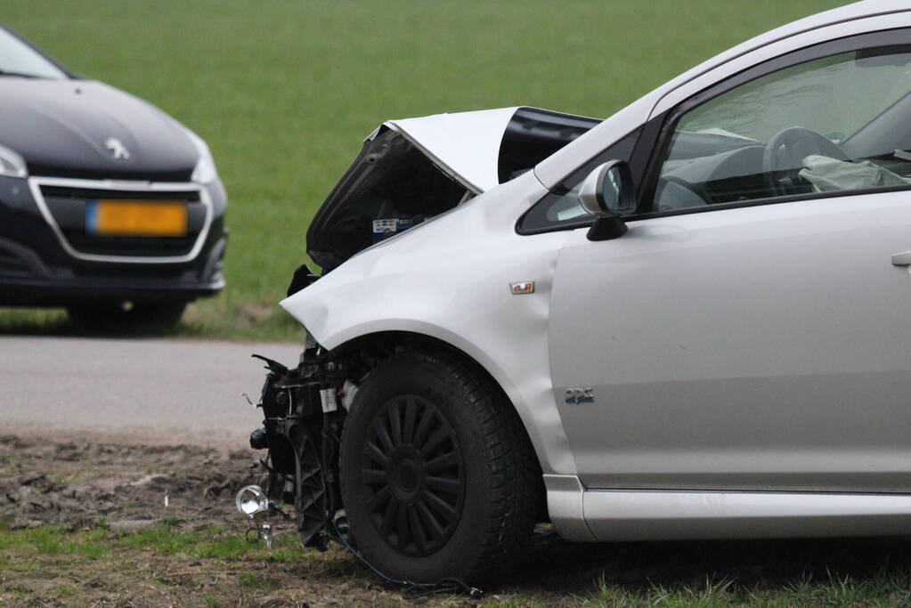 Auto belandt op op zijn kop na aanrijding