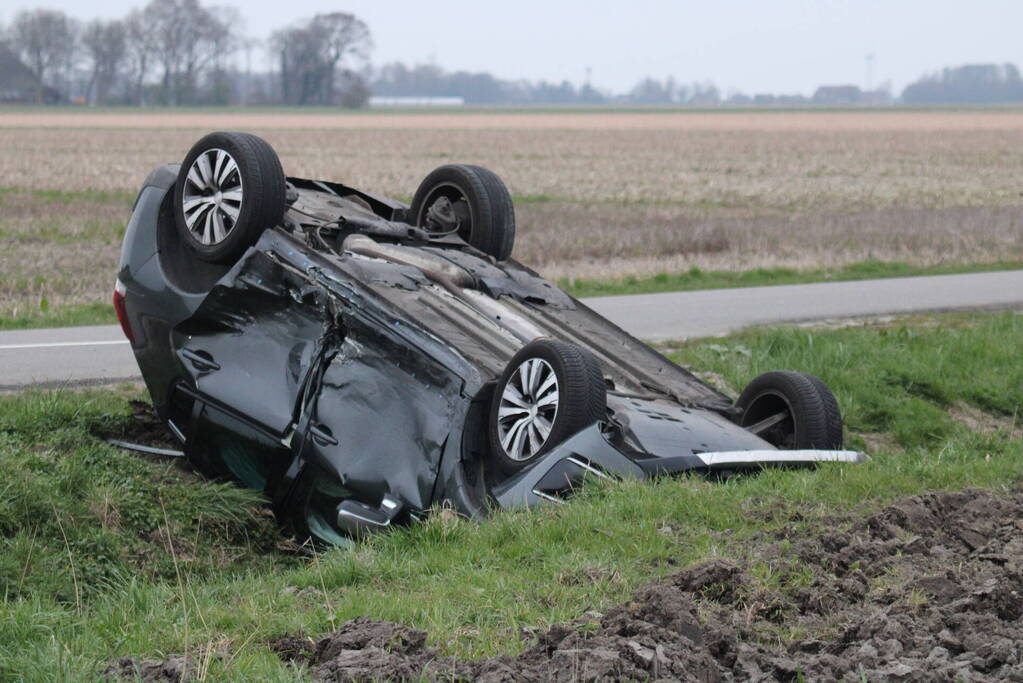 Auto belandt op op zijn kop na aanrijding