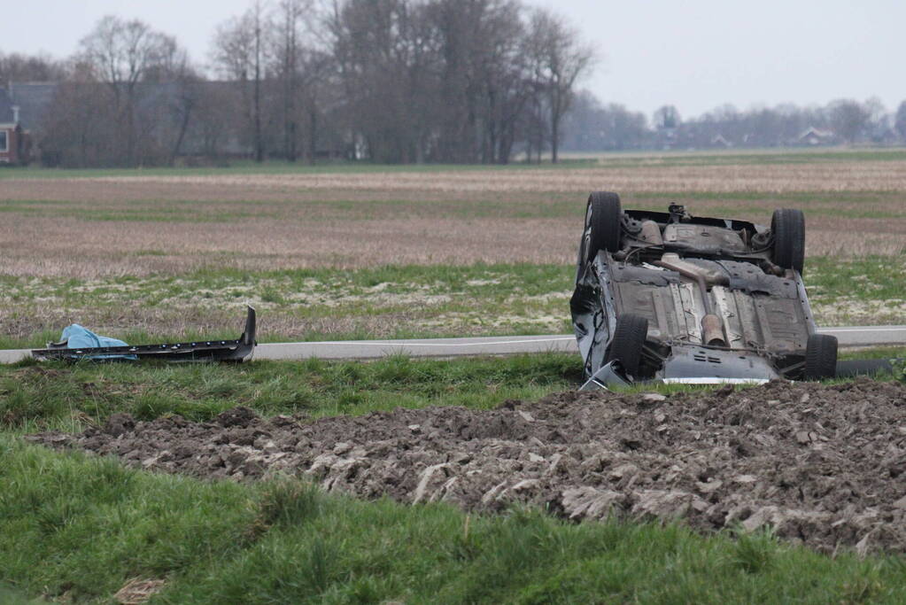 Auto belandt op op zijn kop na aanrijding