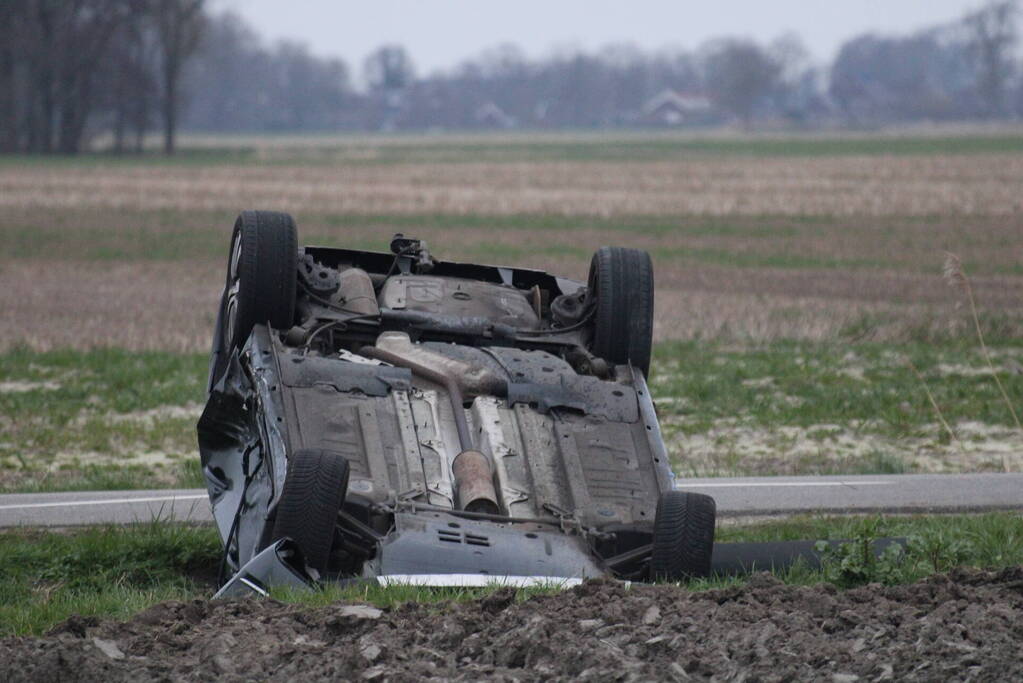 Auto belandt op op zijn kop na aanrijding