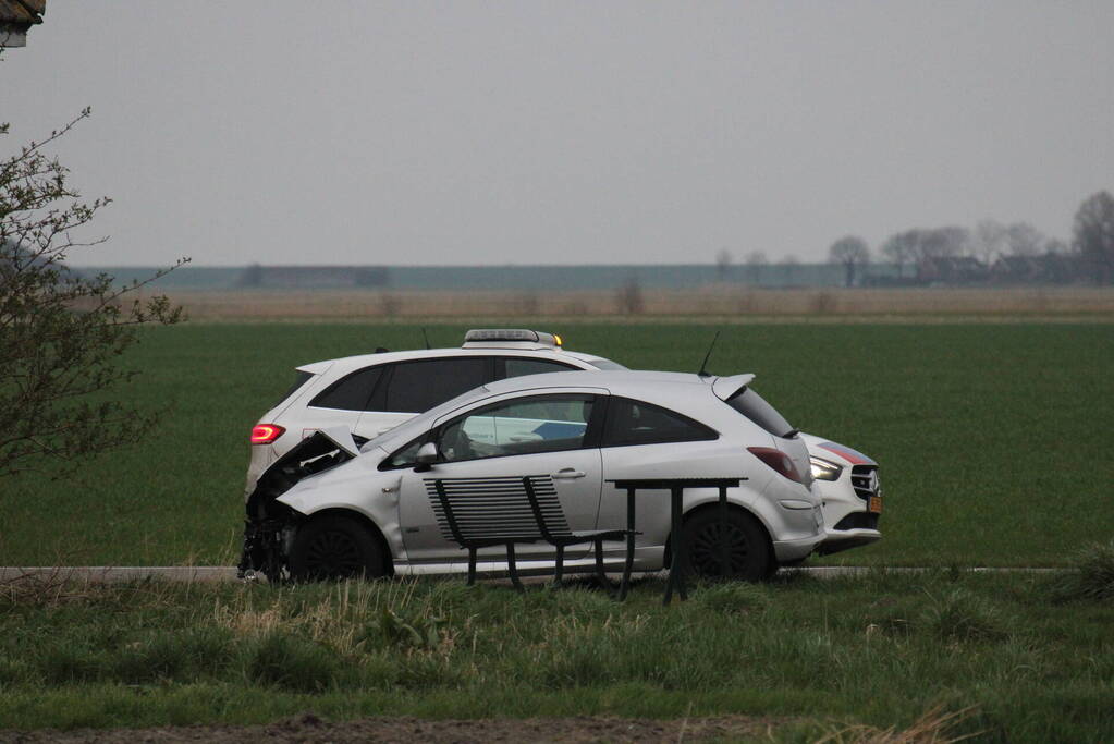 Auto belandt op op zijn kop na aanrijding