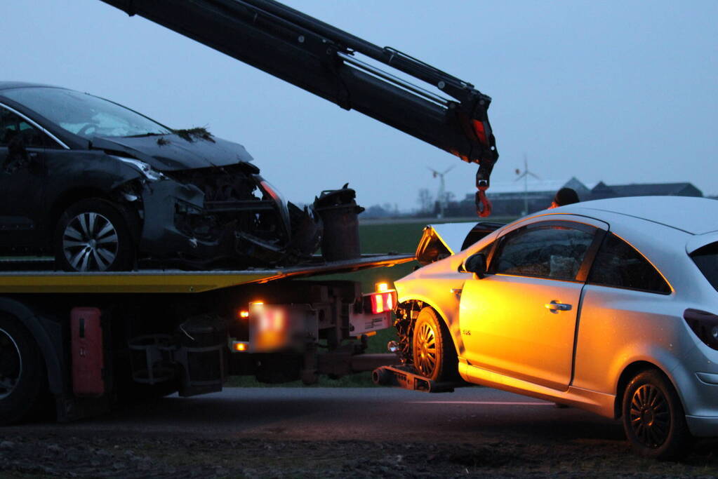 Auto belandt op op zijn kop na aanrijding