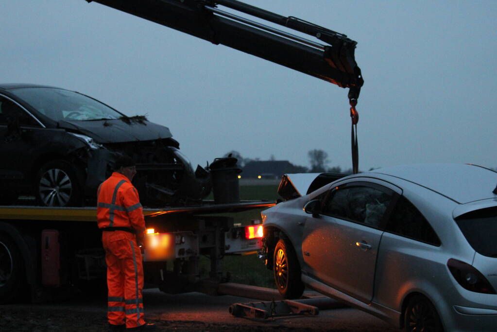 Auto belandt op op zijn kop na aanrijding