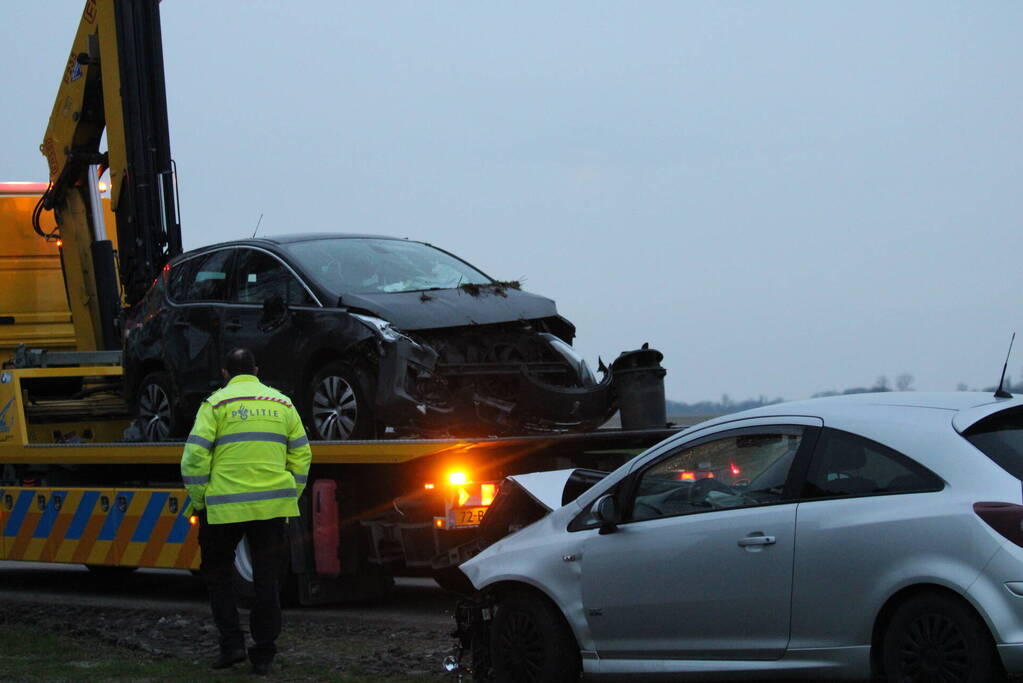 Auto belandt op op zijn kop na aanrijding