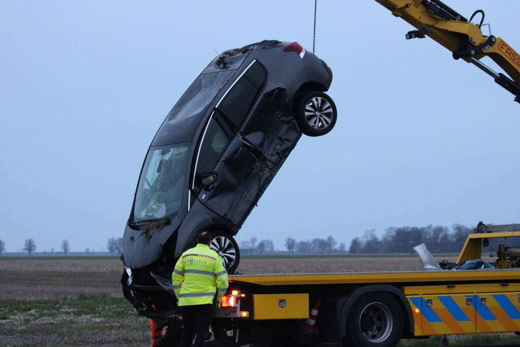 Auto belandt op op zijn kop na aanrijding