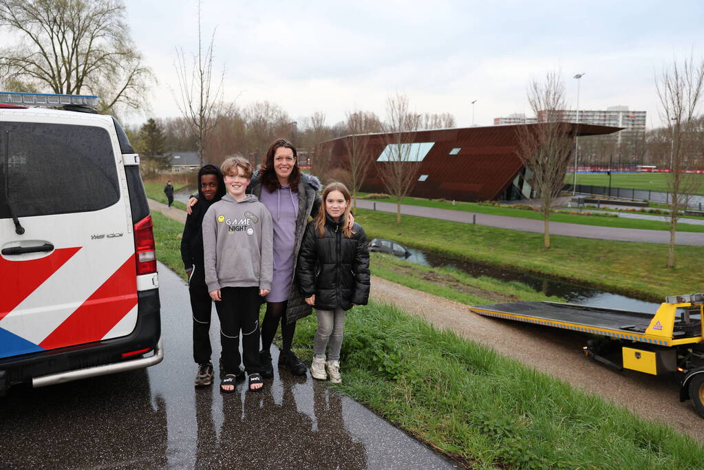 Bobbie ziet voertuig in het water en waarschuwt hulpdiensten