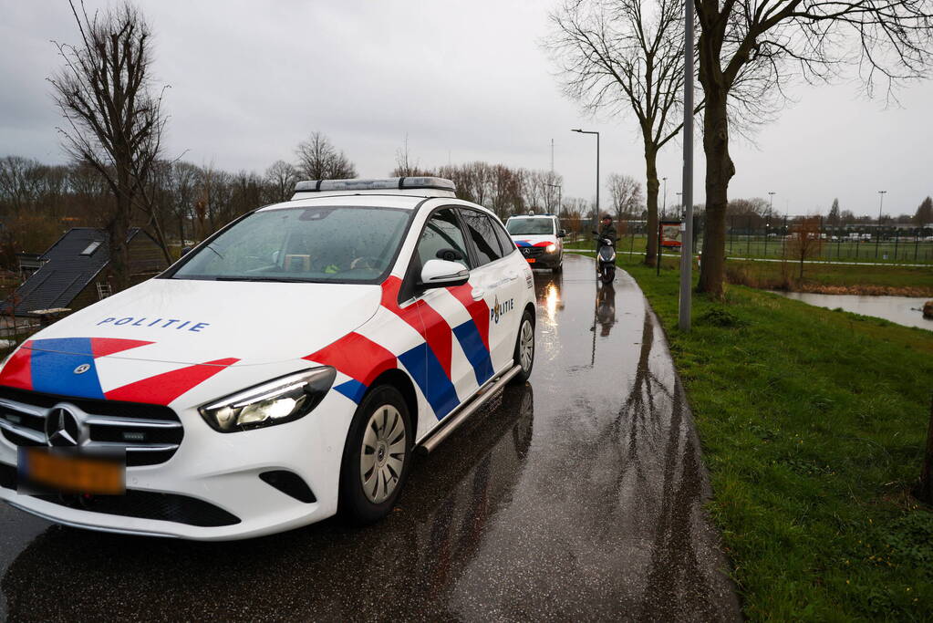 Bobbie ziet voertuig in het water en waarschuwt hulpdiensten