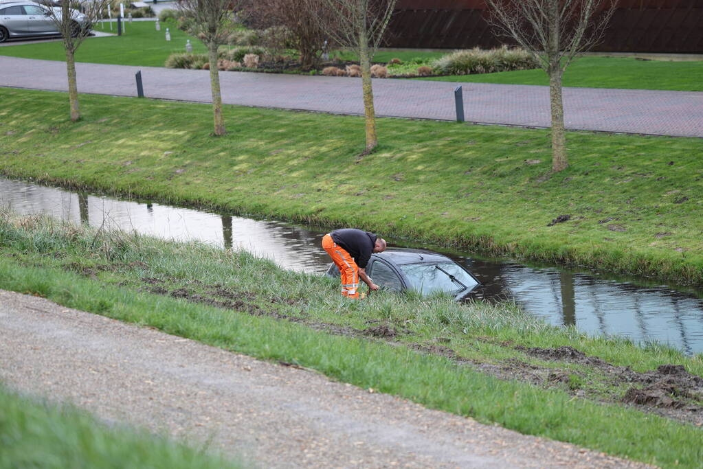 Bobbie ziet voertuig in het water en waarschuwt hulpdiensten