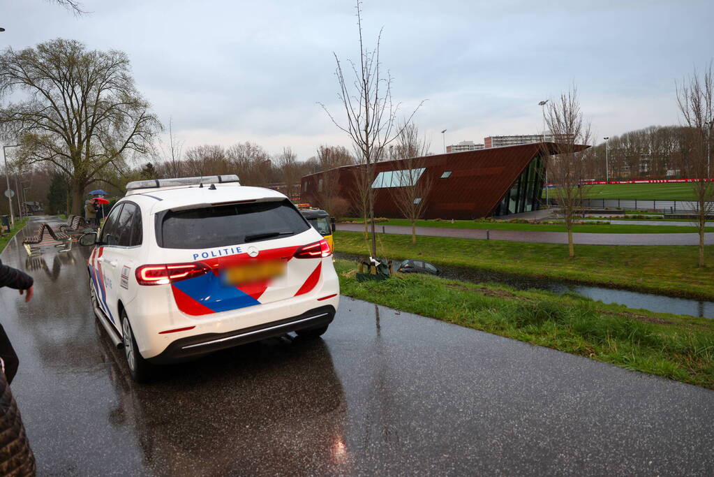 Bobbie ziet voertuig in het water en waarschuwt hulpdiensten