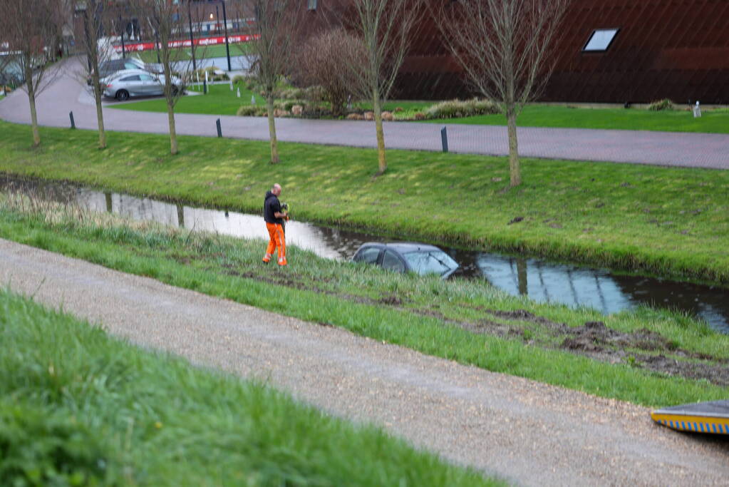 Bobbie ziet voertuig in het water en waarschuwt hulpdiensten