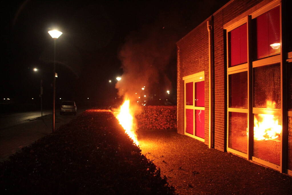 Brandweer blust kliko's die dicht bij pand staan