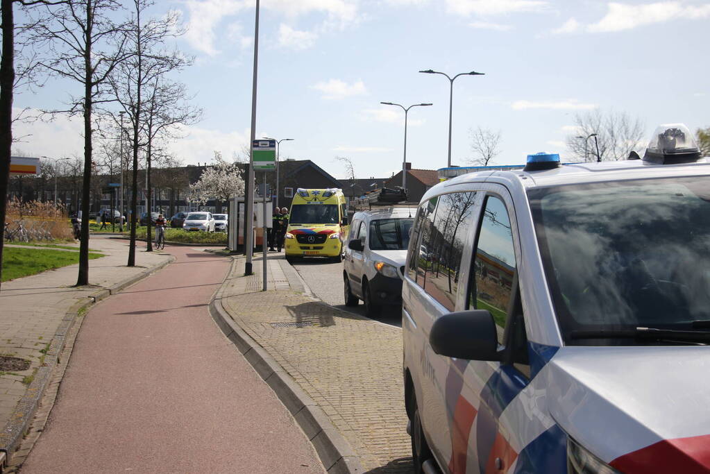 Scooterrijder gewond door botsing met bestelbus