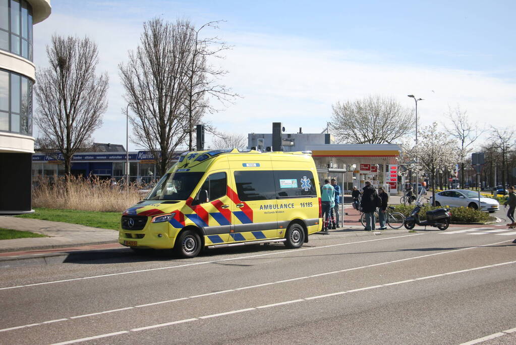 Scooterrijder gewond door botsing met bestelbus