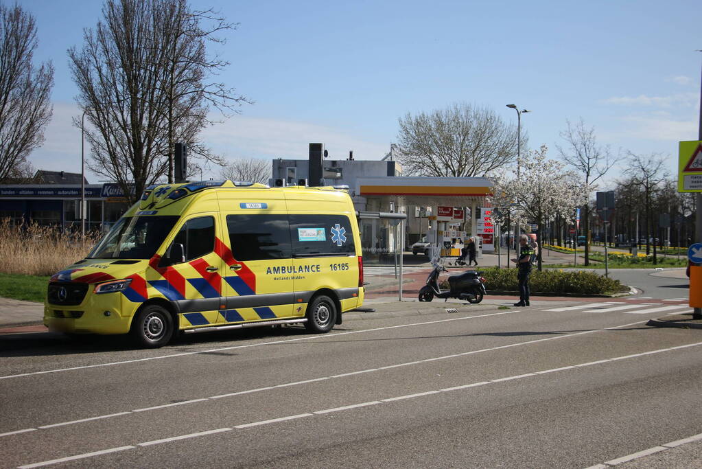 Scooterrijder gewond door botsing met bestelbus