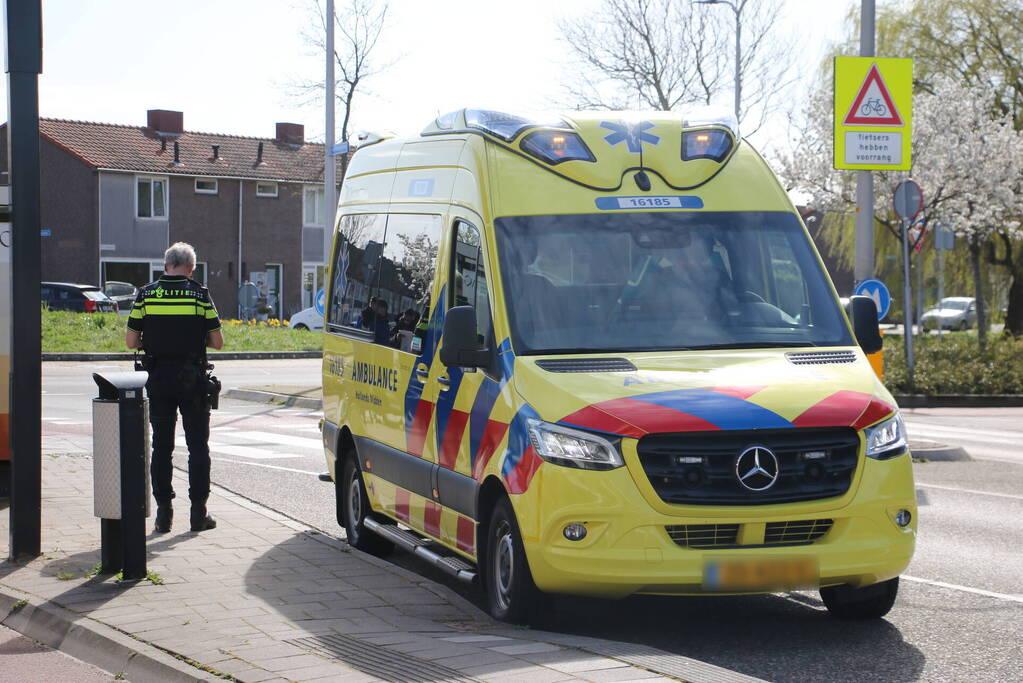 Scooterrijder gewond door botsing met bestelbus