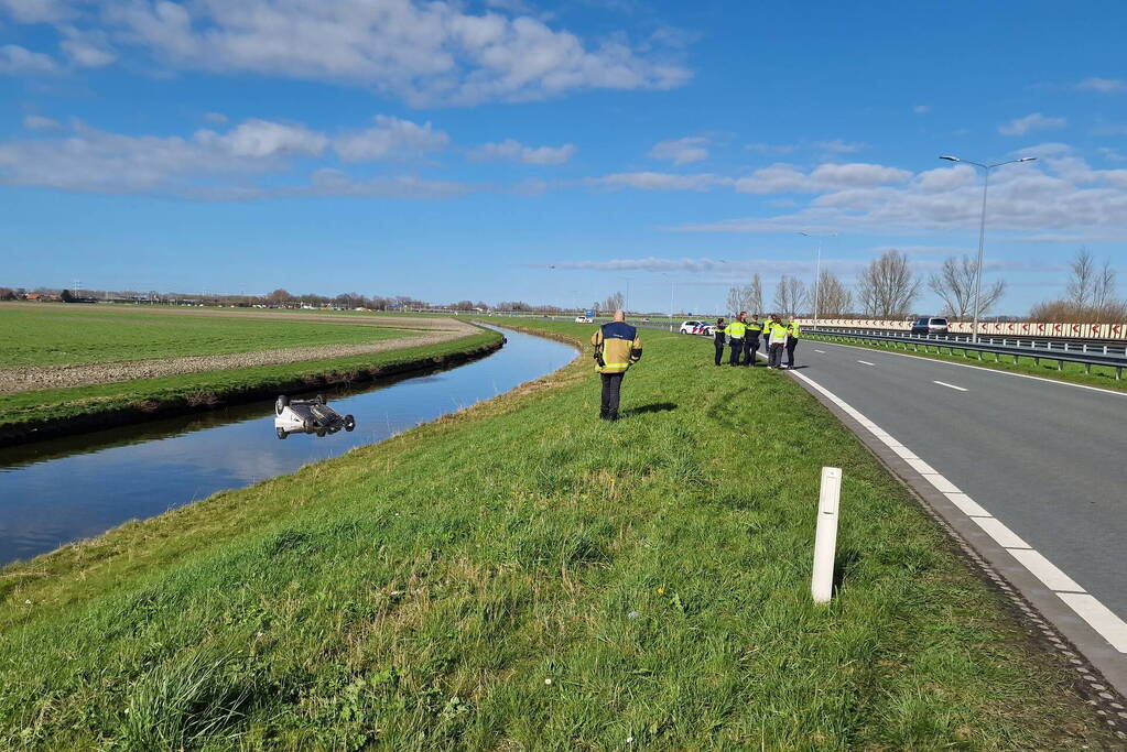 Auto te water langs, bestuurder naar ziekenhuis