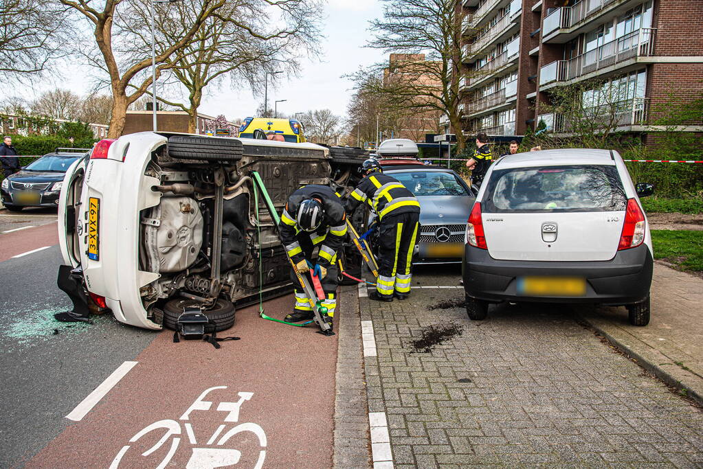 Auto kantelt na rijden tegen stilstaande auto's