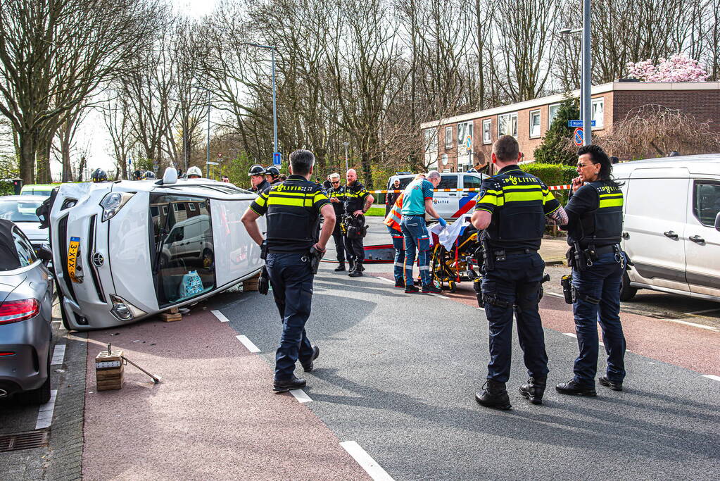 Auto kantelt na rijden tegen stilstaande auto's