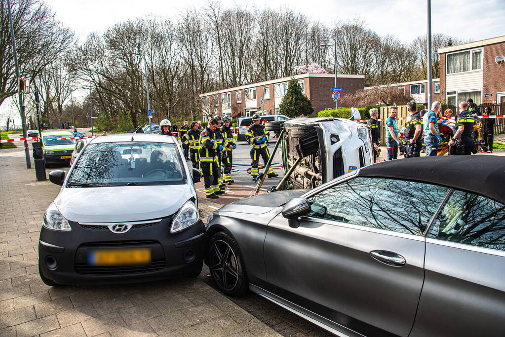 Auto kantelt na rijden tegen stilstaande auto's