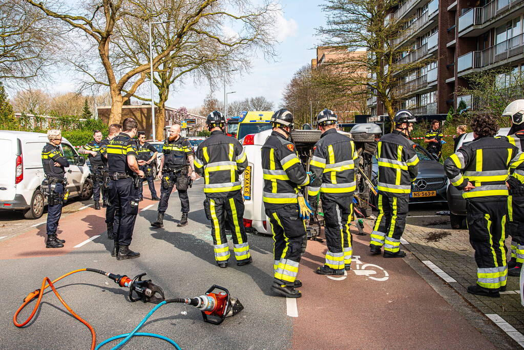 Auto kantelt na rijden tegen stilstaande auto's