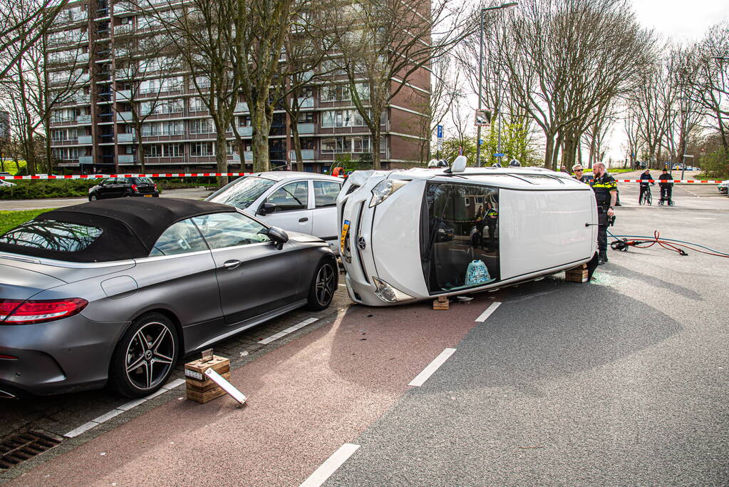 Auto kantelt na rijden tegen stilstaande auto's