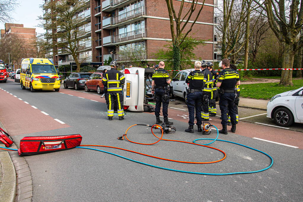 Auto kantelt na rijden tegen stilstaande auto's