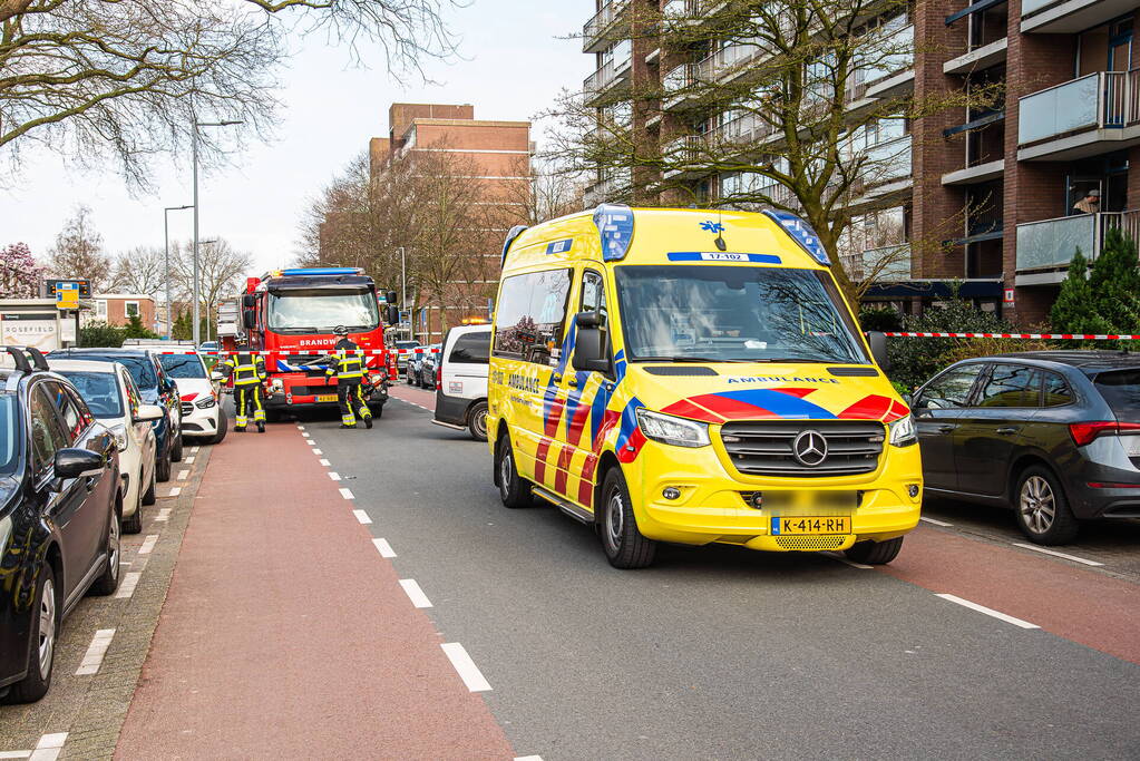 Auto kantelt na rijden tegen stilstaande auto's