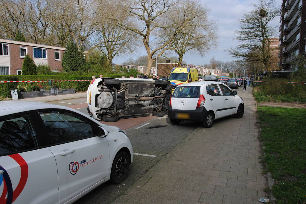 Auto kantelt na rijden tegen stilstaande auto's