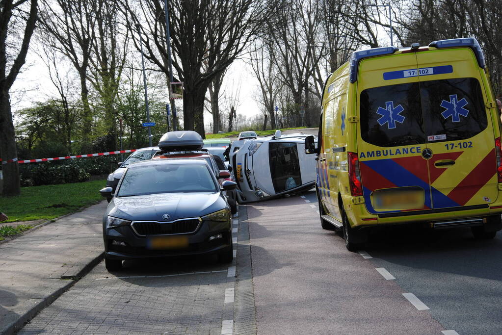 Auto kantelt na rijden tegen stilstaande auto's