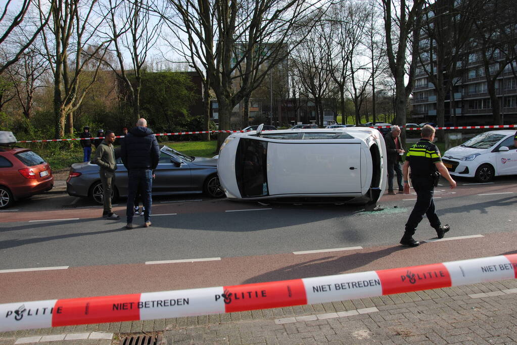 Auto kantelt na rijden tegen stilstaande auto's