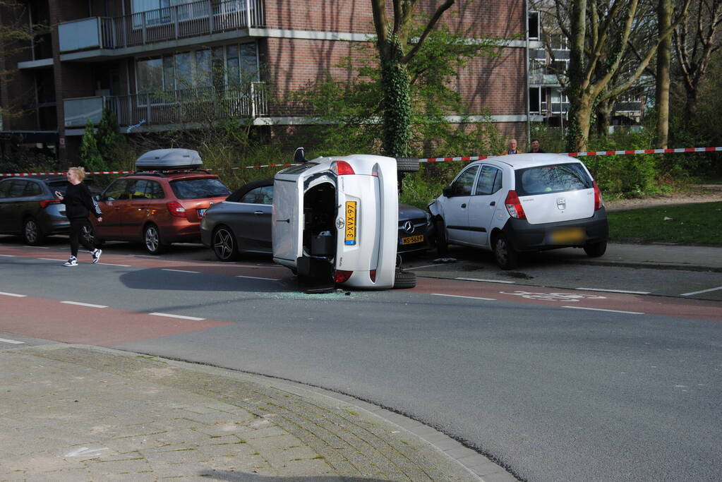 Auto kantelt na rijden tegen stilstaande auto's