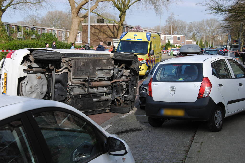 Auto kantelt na rijden tegen stilstaande auto's