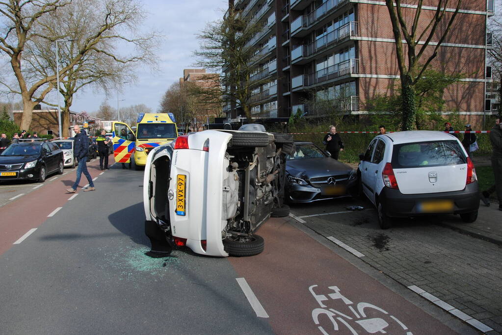 Auto kantelt na rijden tegen stilstaande auto's