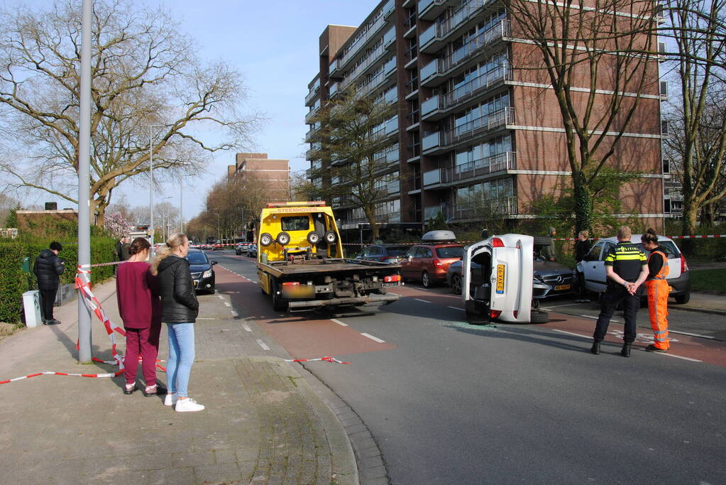 Auto kantelt na rijden tegen stilstaande auto's