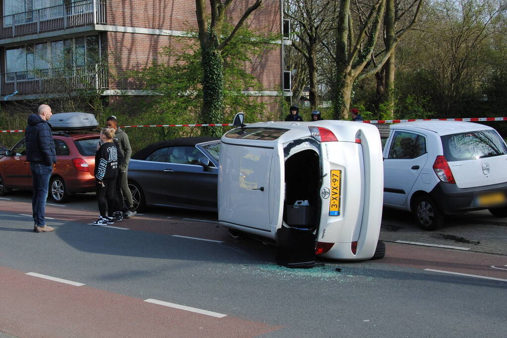 Auto kantelt na rijden tegen stilstaande auto's