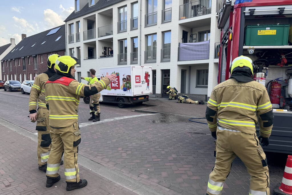 Bezorgbus van Picnic vliegt in brand