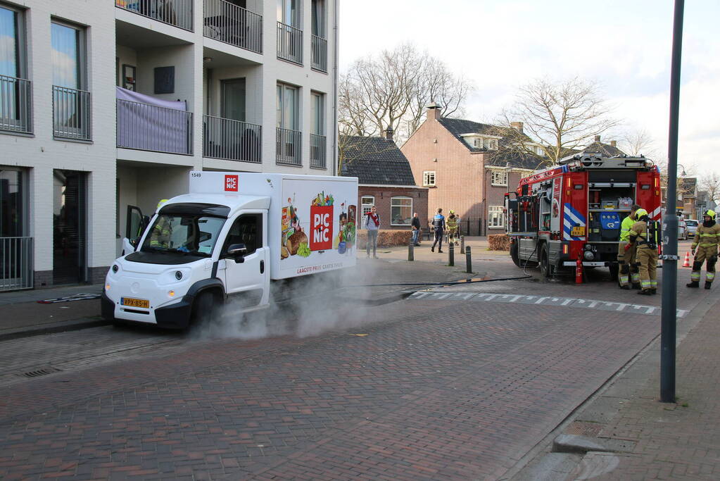 Bezorgbus van Picnic vliegt in brand