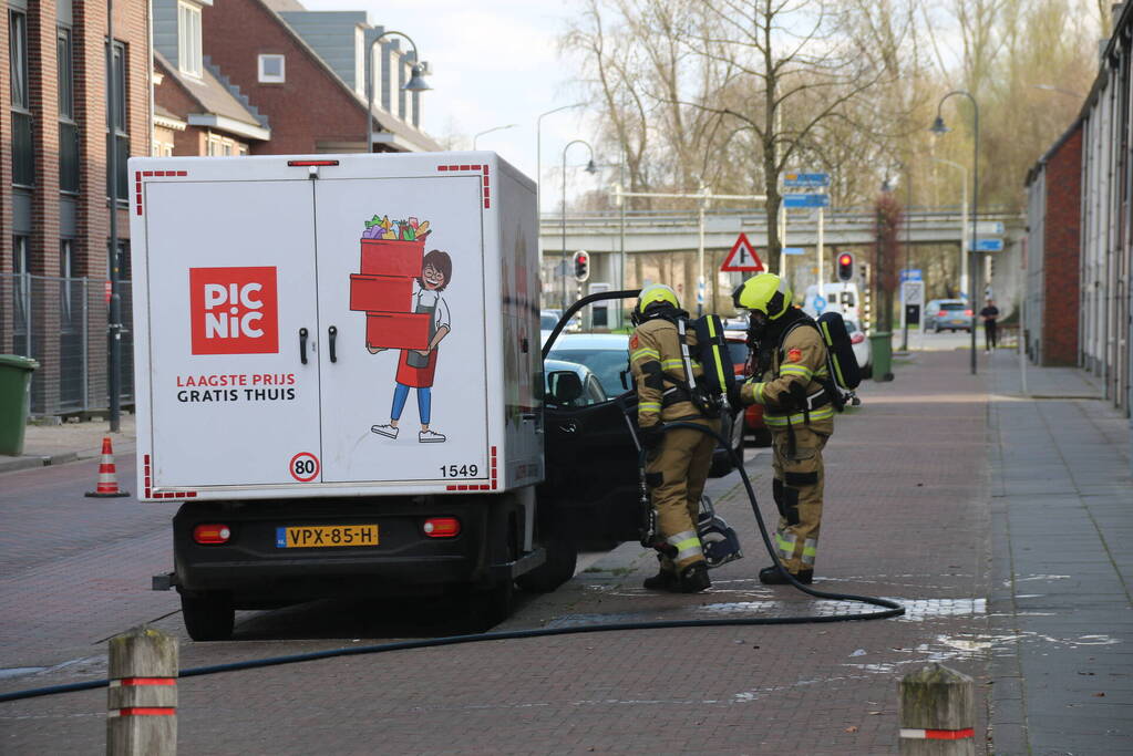 Bezorgbus van Picnic vliegt in brand