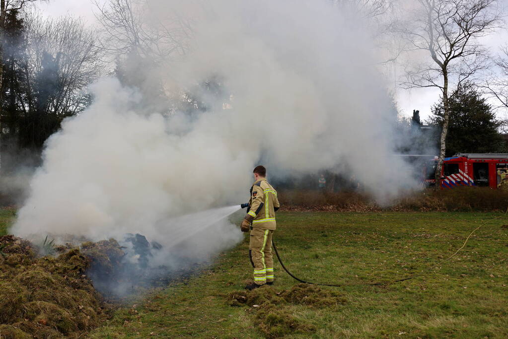 Bult met tuinafval in brand