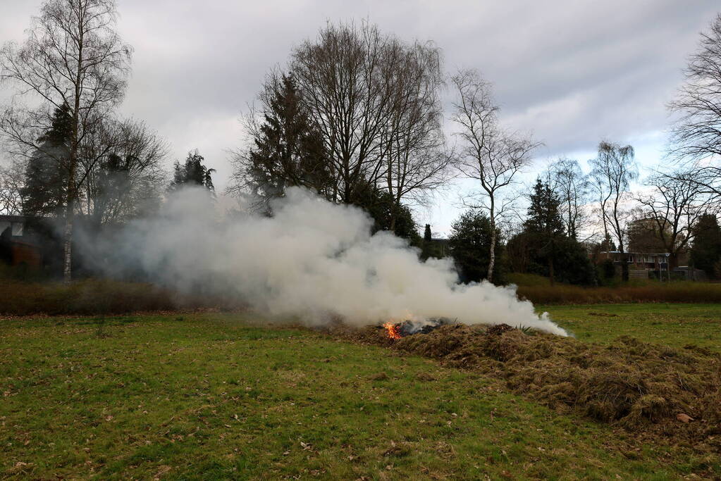 Bult met tuinafval in brand