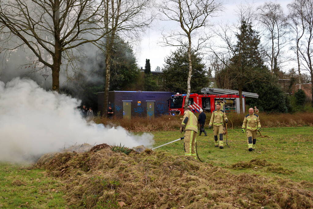 Bult met tuinafval in brand