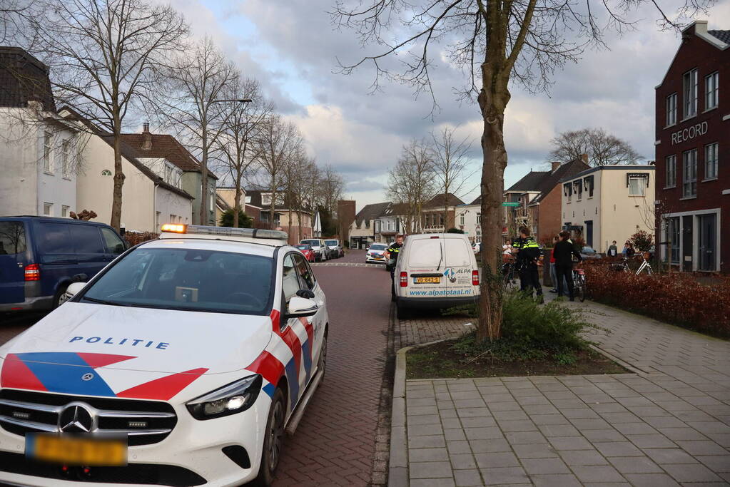 Fietser botst op bestelbus