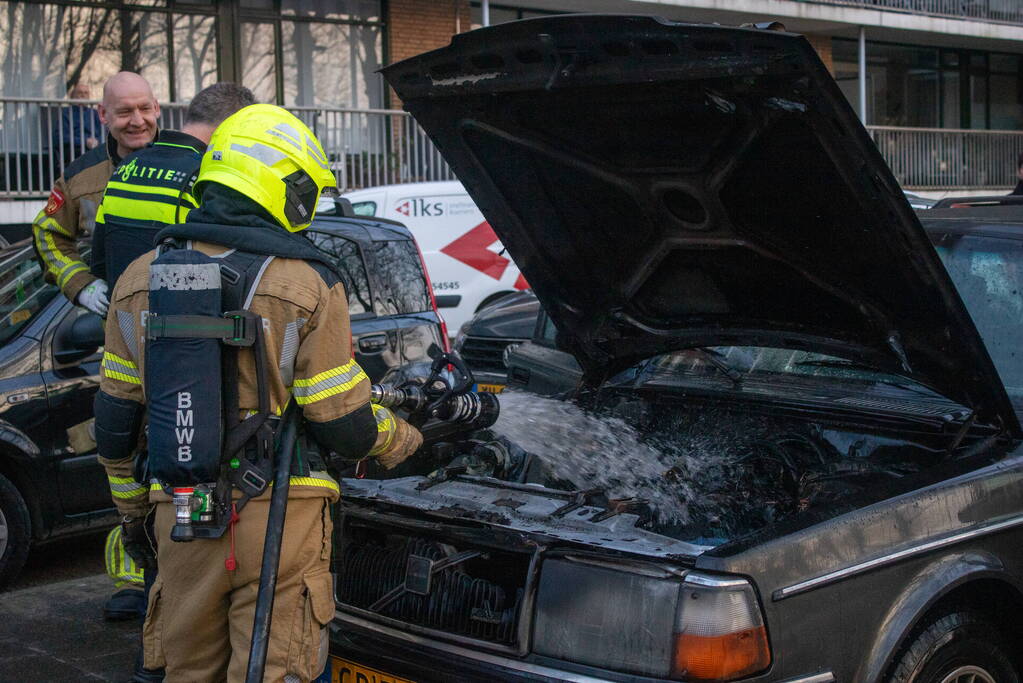 Auto vliegt net na rit in brand