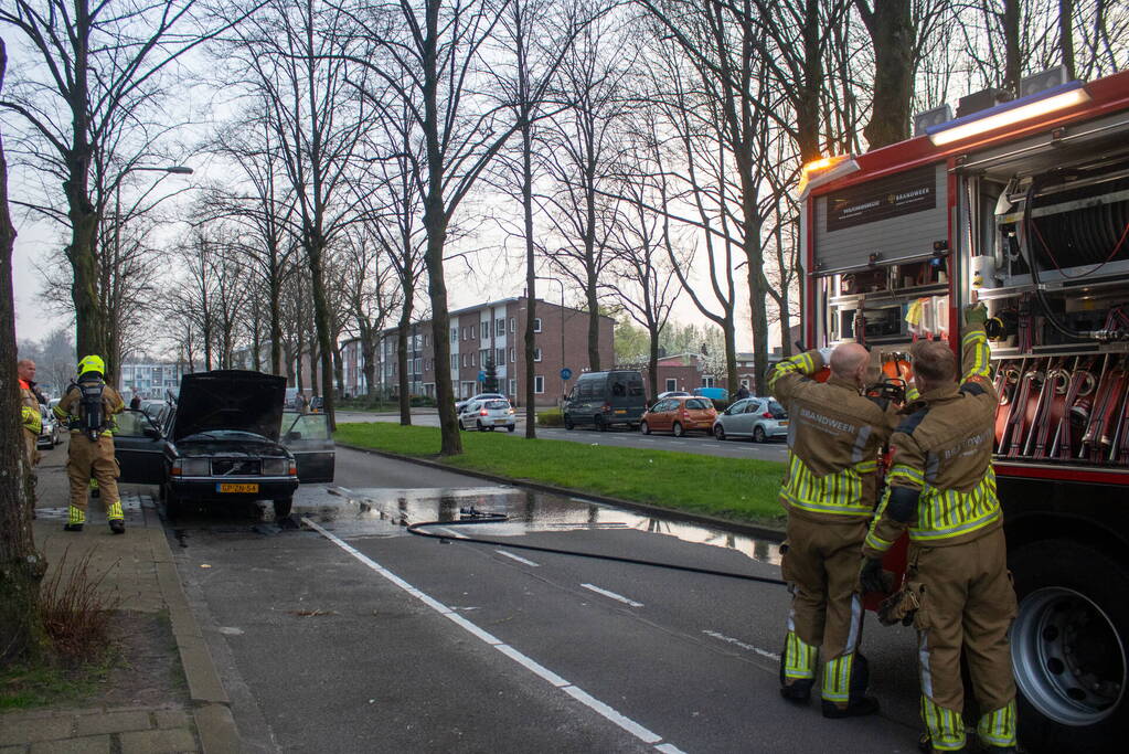 Auto vliegt net na rit in brand