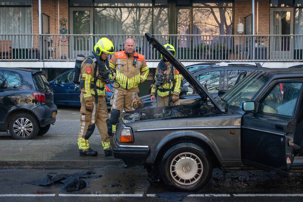 Auto vliegt net na rit in brand