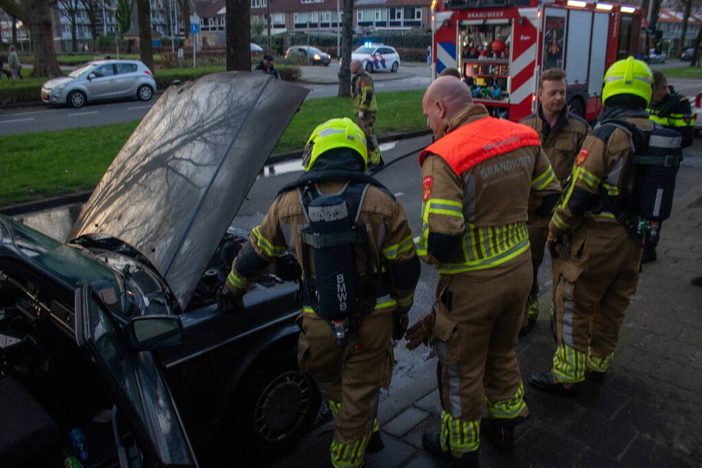 Auto vliegt net na rit in brand