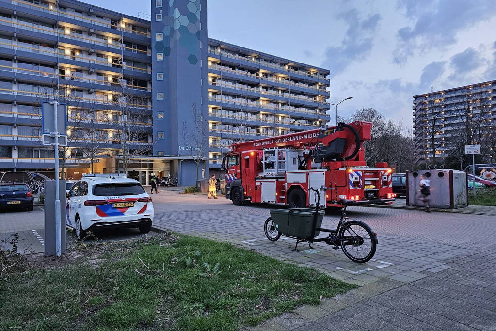 Rook uit flatwoning op vierde etage