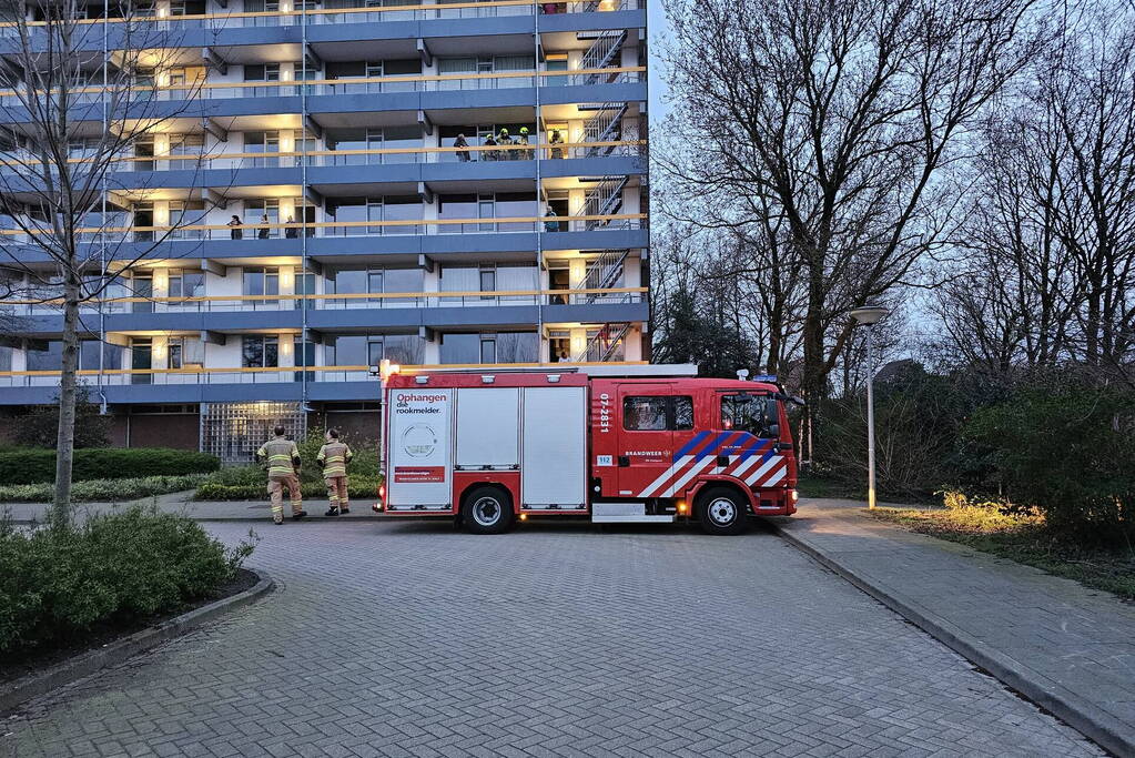 Rook uit flatwoning op vierde etage